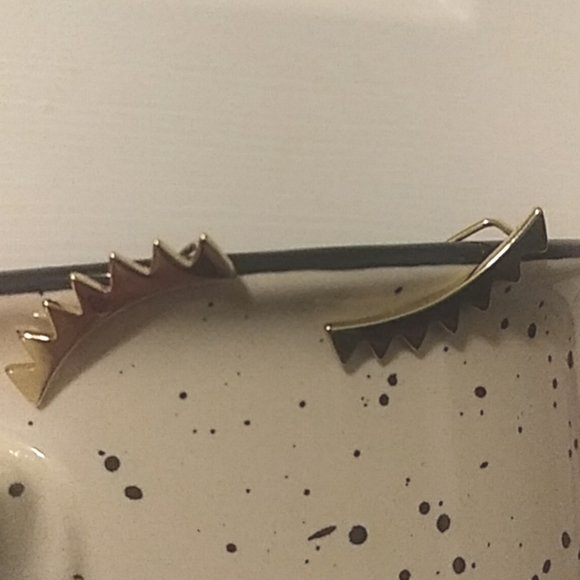 Minimal Eyelash Earings - Picture 2 of 4